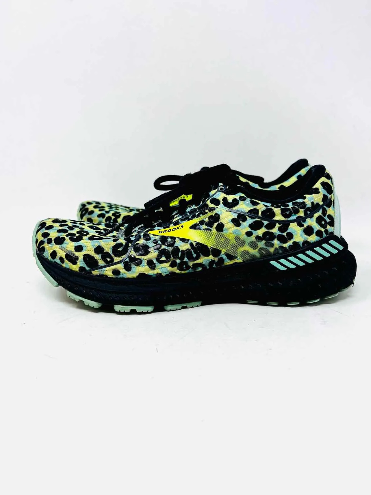 Brooks Size 6 Black/Green Animal Print Shoes Sneakers